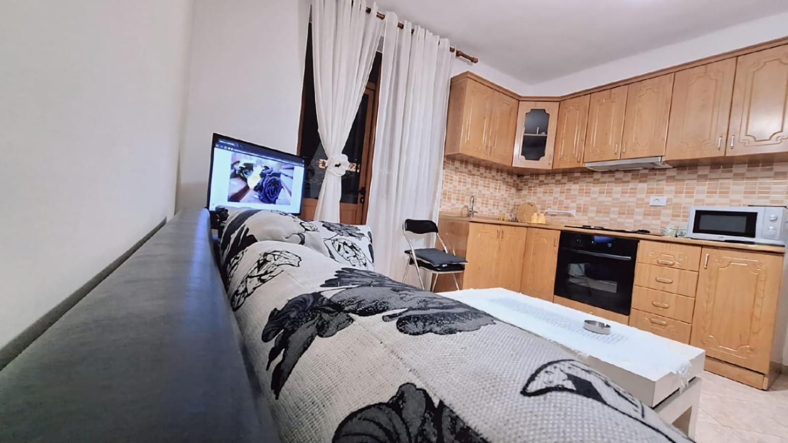 Promenade Apartment In City Centre Berat Exterior foto